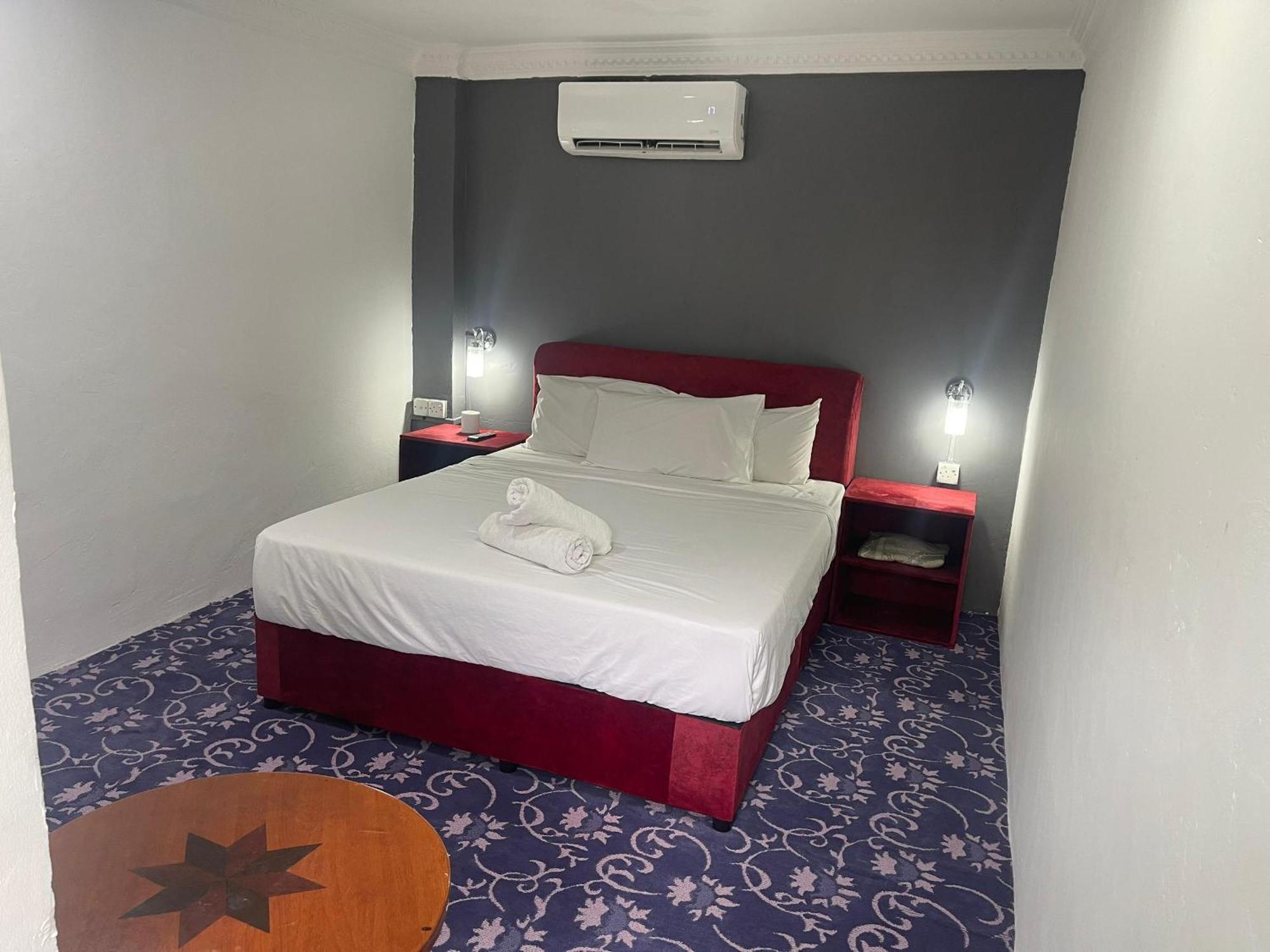 Town And Hotel 3*