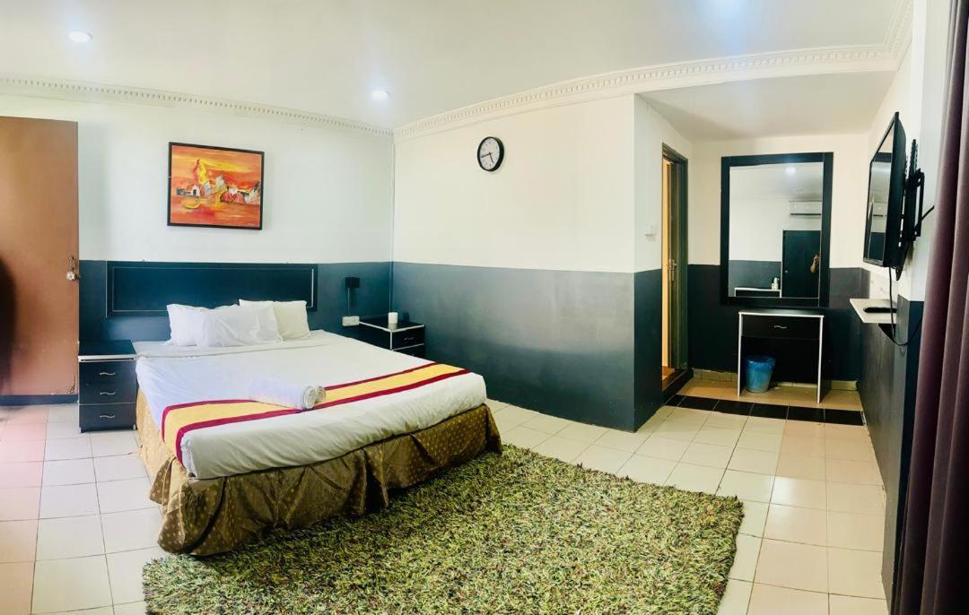 Town And Hotel 3*